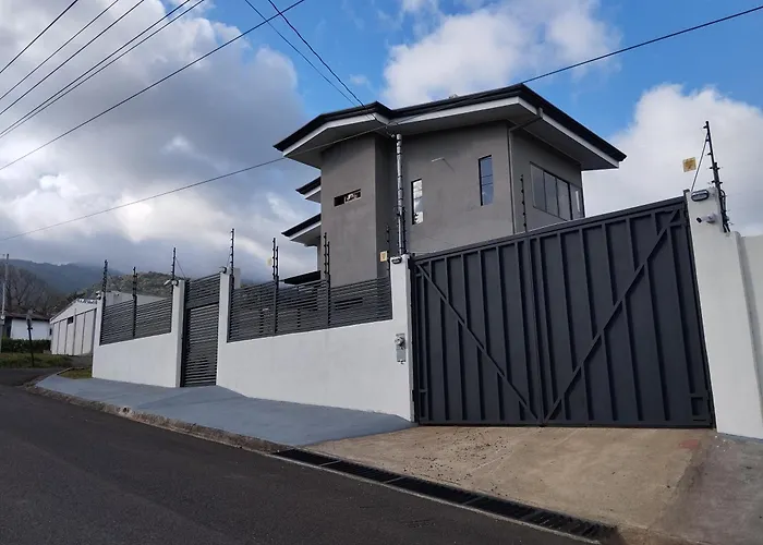 Casa Con Piscina Y Jacuzzi, Vista Al Volcan Tenorio Martirio