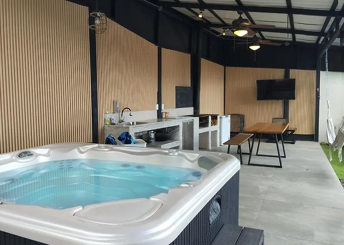 Casa Con Piscina Y Jacuzzi, Vista Al Volcan Tenorio Holiday home